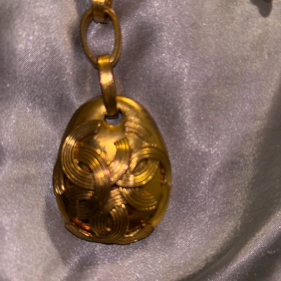 CHANEL Gold Chain Necklace with Chanel Intricate Pendant - Picture 3 of 10